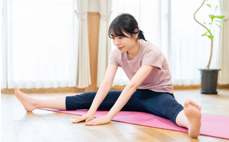 ストレッチをする女性